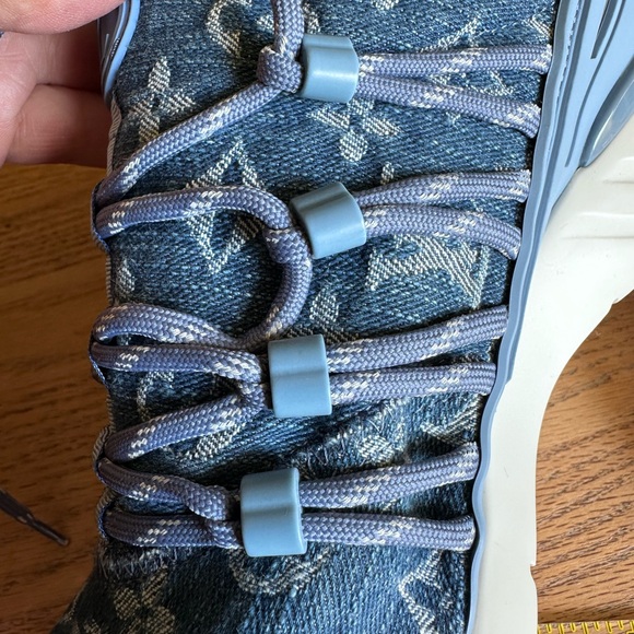 Authentic Louis Vuitton Men’s 6 sneakers. - Picture 4 of 15